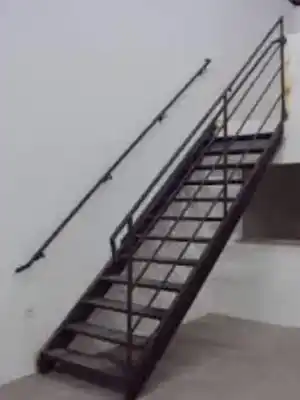Escada metálica vazada